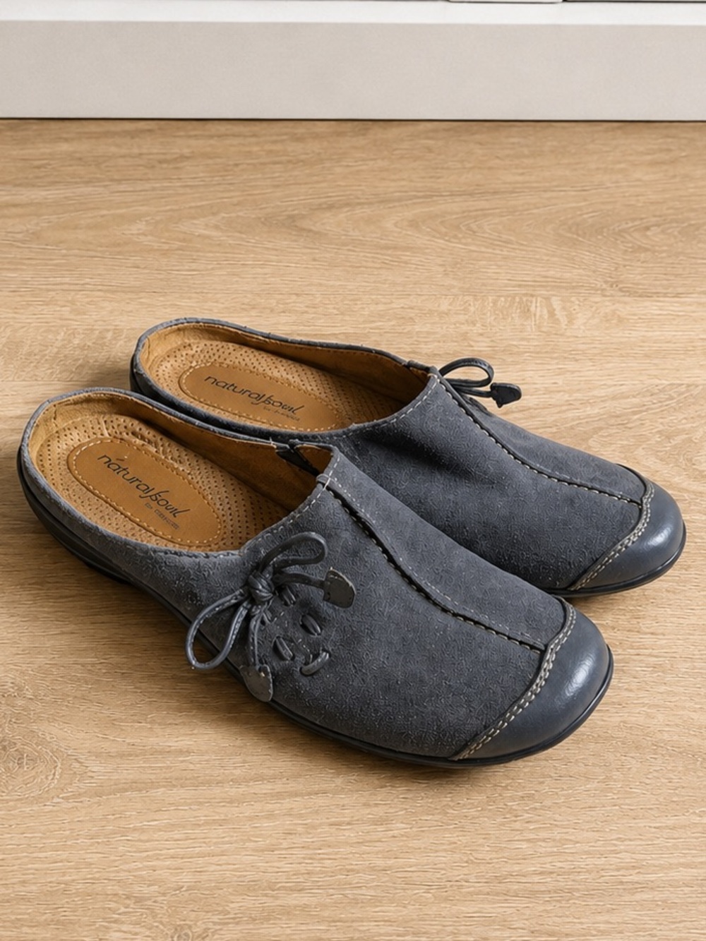 Natural Soul Mules Gray Suede Bow Accent 8.5 Comfort Clogs